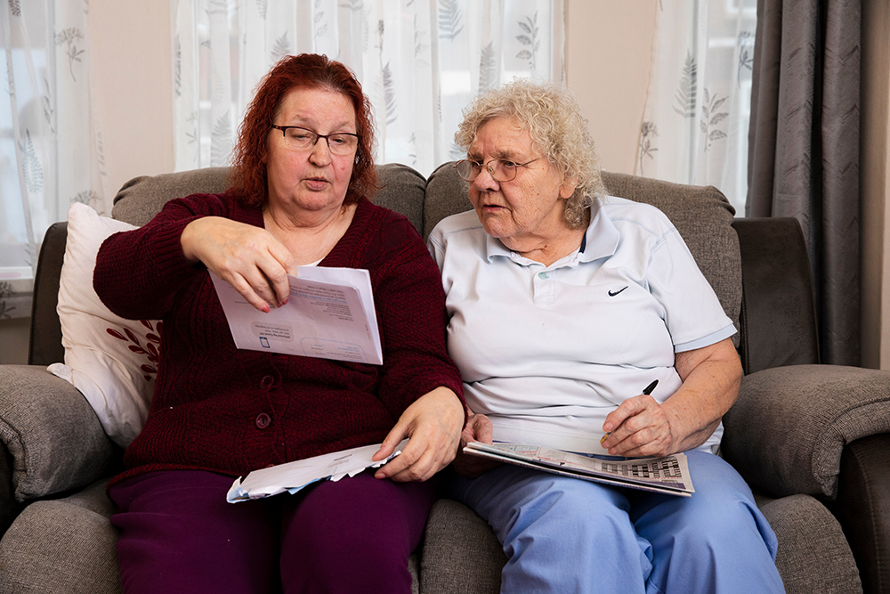 senior-resource-center-volunteer-help-with-bills