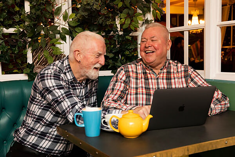 senior-resource-center-volunteer-over-coffee