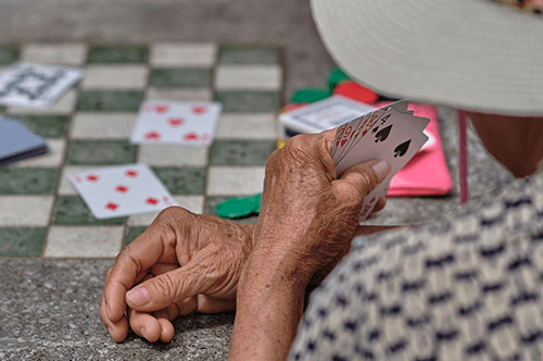 senior-resource-center-events-gamers-group-playing-cards