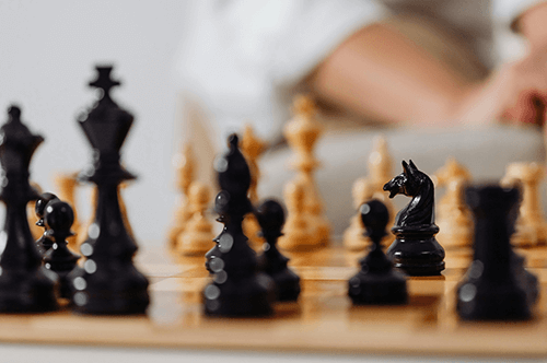 senior-resource-center-events-gamers-group-playing-chess