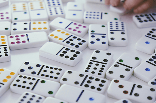 senior-resource-center-events-gamers-group-playing-dominoes